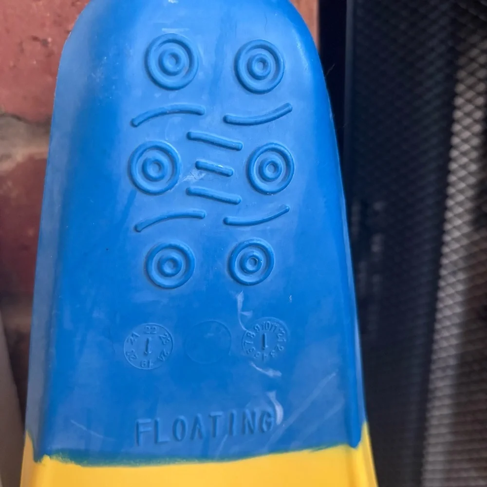 New! Full Foot Pocket Yellow and Blue Swim Fins, Medium, Size 7-9 - Picture 5 of 8